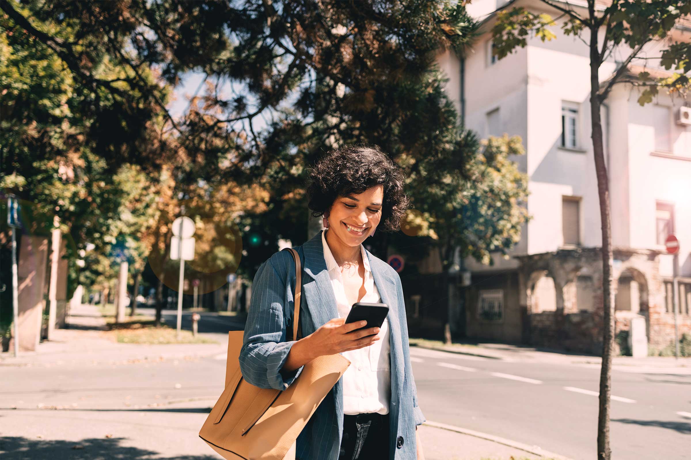 Mujer en camino a una sucursal para hacer un retiros sin tarjeta