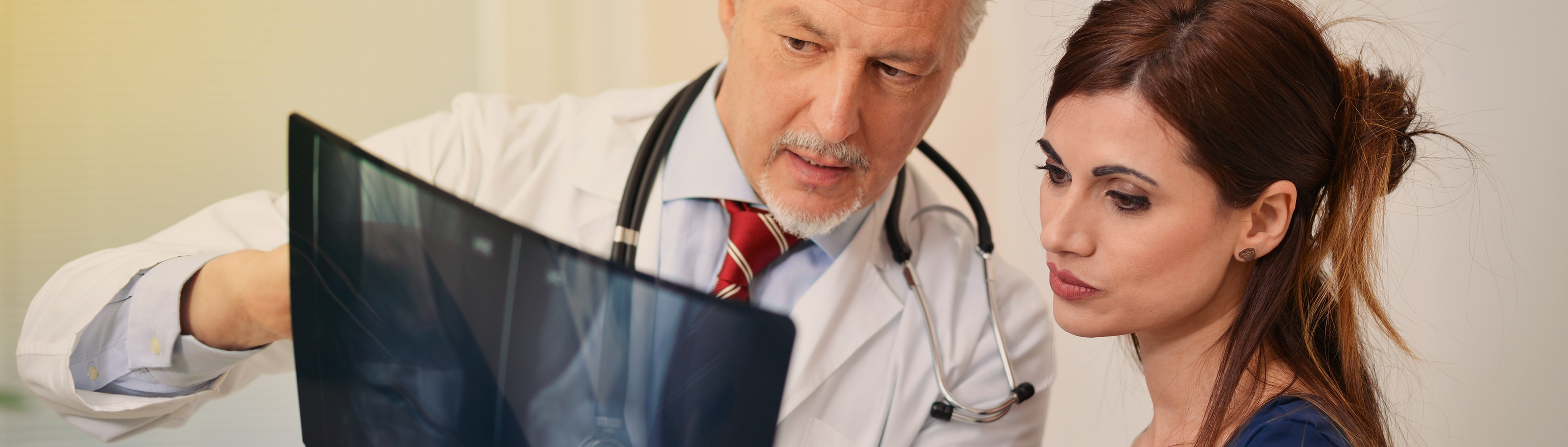 Médico mostrando radiografía a su paciente