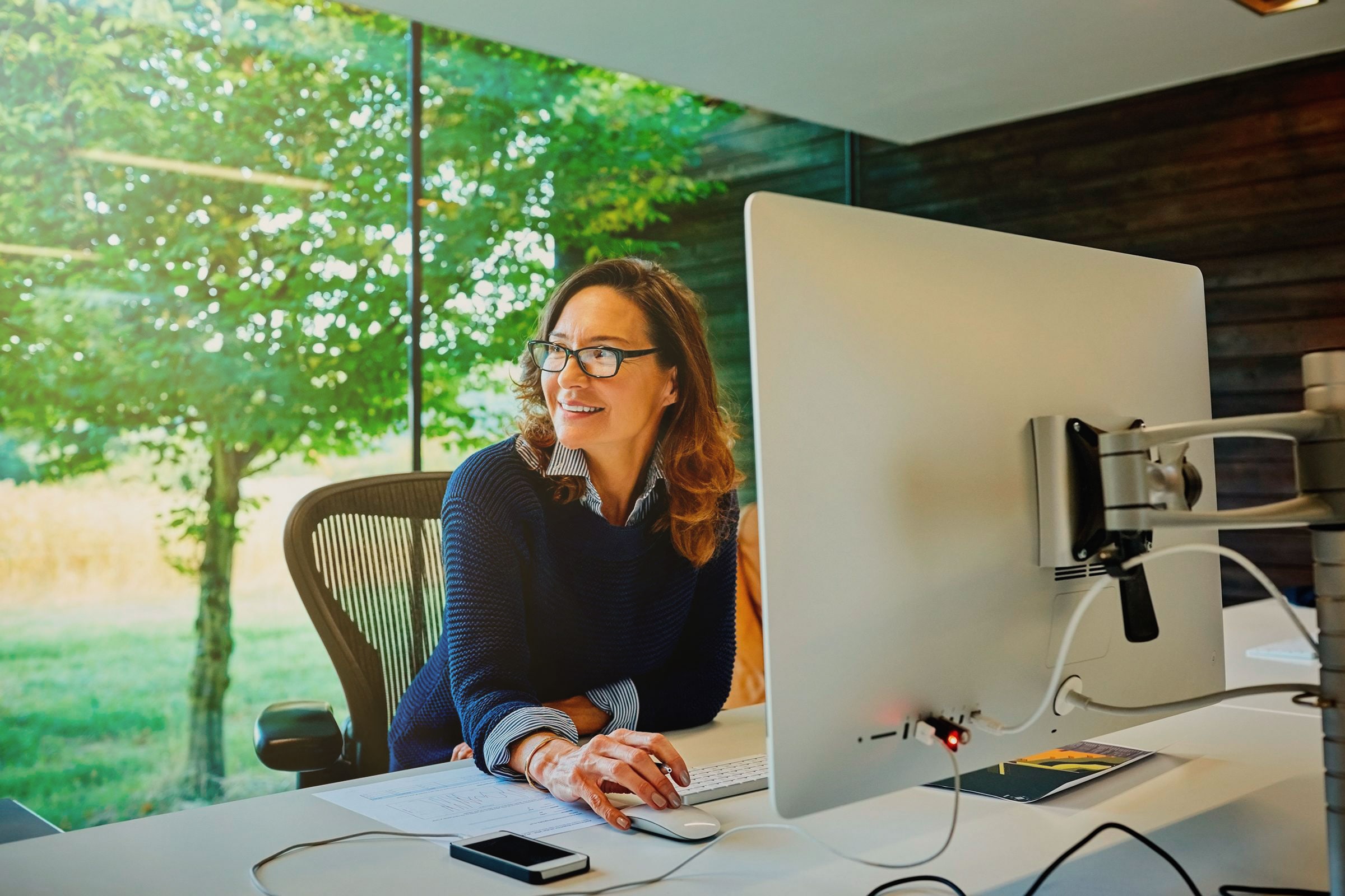 Mujer usando computadora